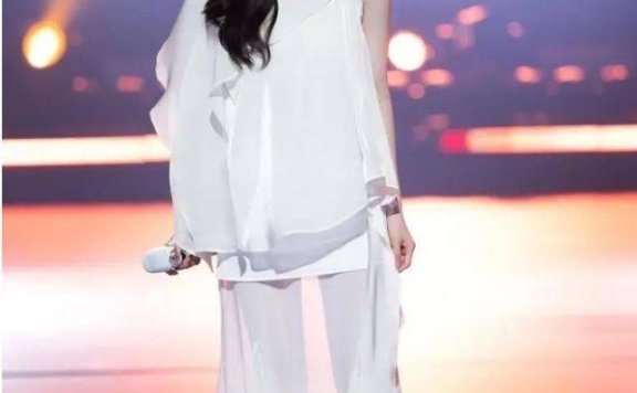 40岁张靓颖穿无袖上衣+微透半裙,独特气质不惧年龄