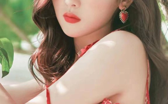 纤瘦与明艳碰撞！杨超越红裙造型，勾勒极致优雅曲线