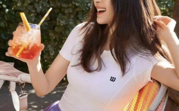 王子文美出圈了,穿短袖+百褶裙+运动鞋活力满满嫩如少女