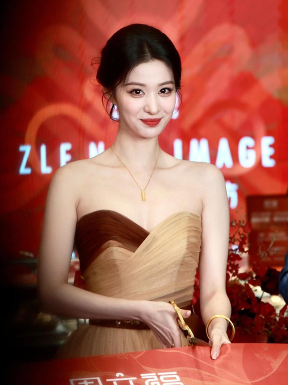 王楚然周六福代言 线下生图扑面而来的美貌