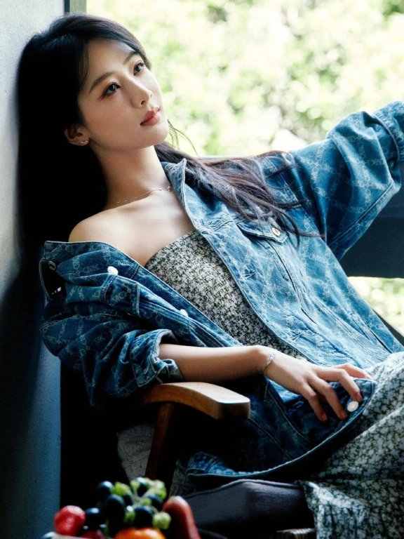 杨紫碎花裙邂逅阳光的样子太绝了,温柔氛围感美疯了!