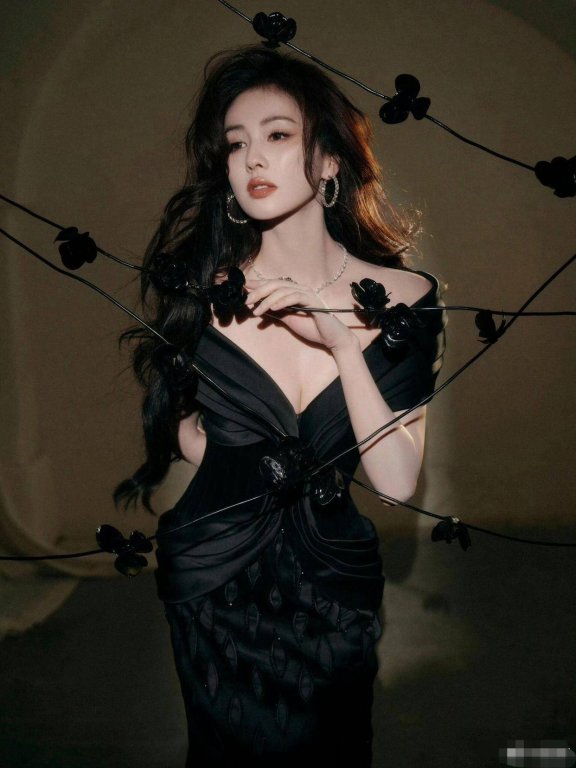 白鹿:暗夜流影,黑缎雕琢的曼妙身姿
