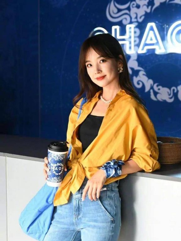 从邻家少女到时尚 ICON !王冰冰牛仔配黄衫秀出修长线条