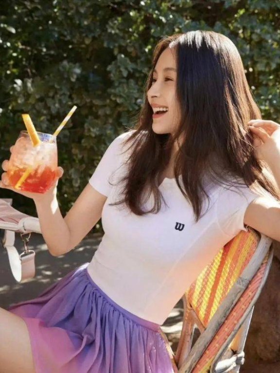 王子文美出圈了,穿短袖+百褶裙+运动鞋活力满满嫩如少女