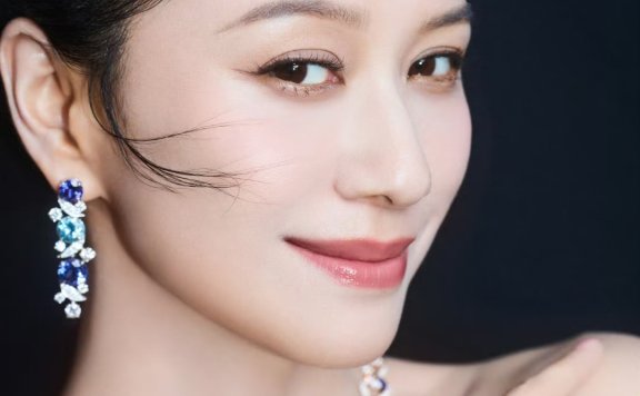 倪虹洁高珠配美人装扮,魅力十足