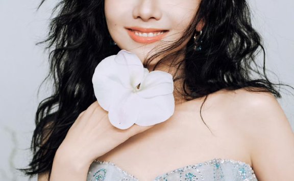 谭松韵穿蓝水晶孔雀礼裙美上热搜,携作品《兰香如故》出席2025腾讯视频上海电视节