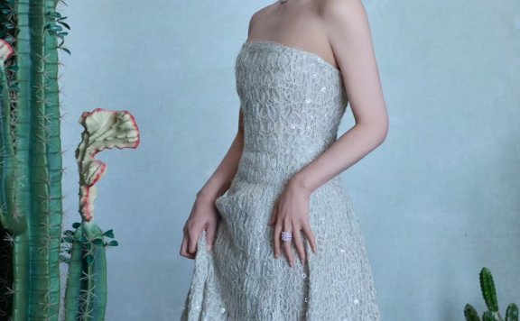 万茜穿抹胸亮片裙过于迷人，短发造型干练清爽