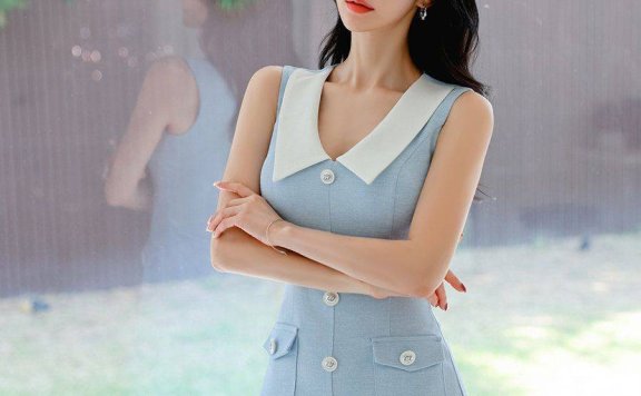 孙允珠美照吸睛,一袭淡蓝无袖裙,灵动俏皮尽显少女感