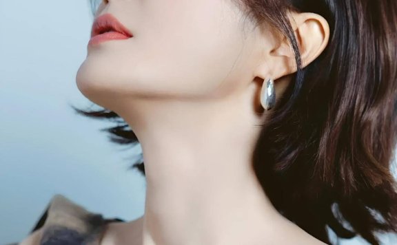 秦岚迷彩裙大秀美肩，独特剪裁酷飒风格美出了新高度