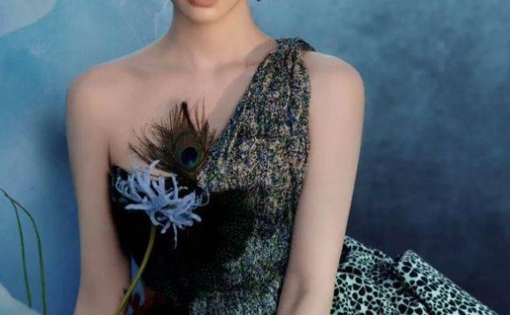 林允绿色单肩长裙新造型太美了,尽显野性优雅