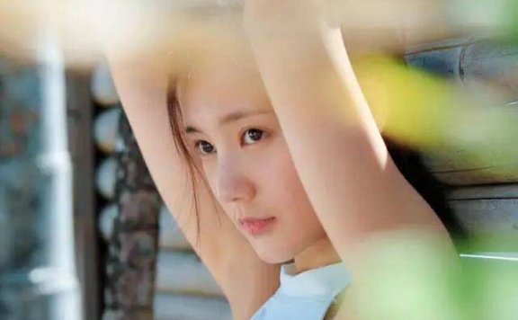 李一桐晒最新夏季写真,可爱泳装和性感御姐你喜欢哪款