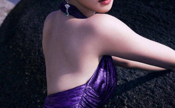 蓝盈莹海边紫裙惊艳，凭穿搭演技双在线圈粉