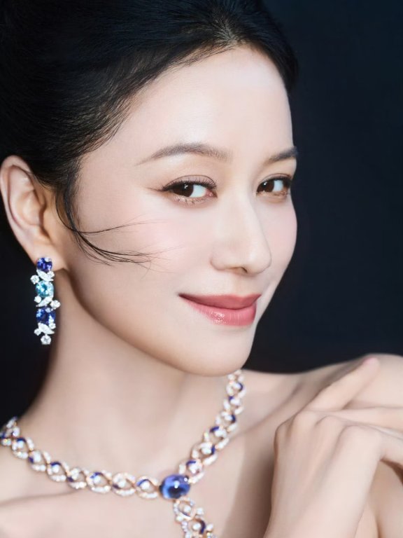 倪虹洁高珠配美人装扮,魅力十足