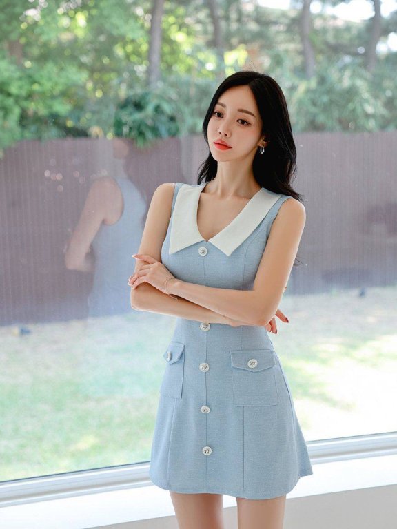 孙允珠美照吸睛,一袭淡蓝无袖裙,灵动俏皮尽显少女感