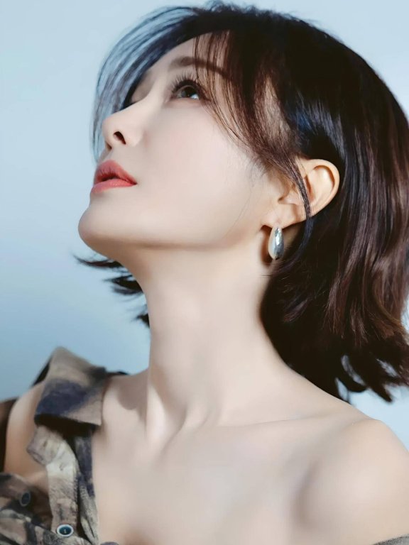 秦岚迷彩裙大秀美肩,独特剪裁酷飒风格美出了新高度