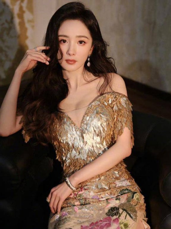 杨幂金色礼服造型吸睛,露肩设计展优雅,时尚风格再升级