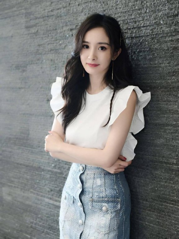 杨幂牛仔裙搭荷叶边上衣,38 岁甜度超标,状态碾压少女