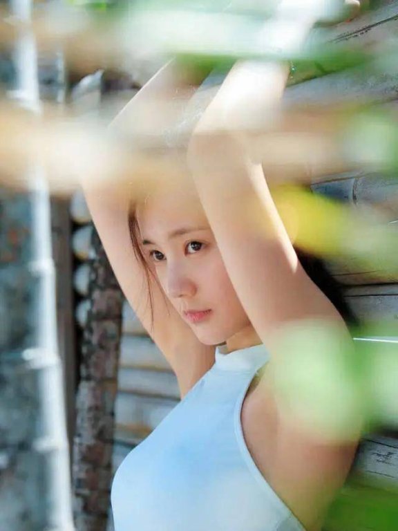 李一桐晒最新夏季写真,可爱泳装和性感御姐你喜欢哪款