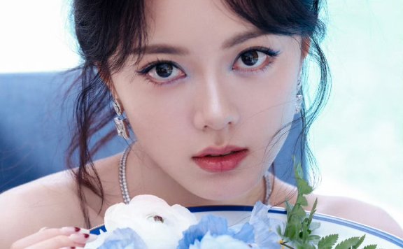 赵今麦voguefilm观影之夜造型大片,蓝色抹胸裙奢华大气