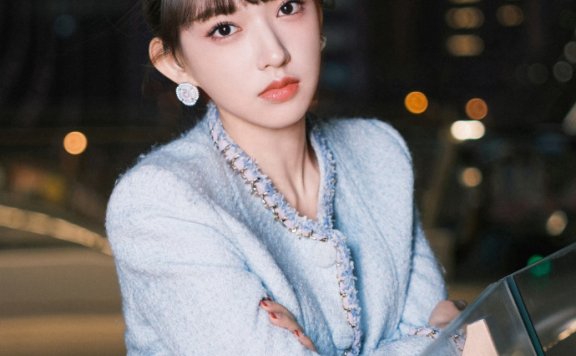 程潇优雅入夜:白高跟点亮步履,美腿勾勒夜色华章