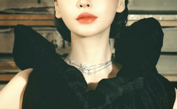 Angelababy在2025巴黎时装周的港风女郎造型