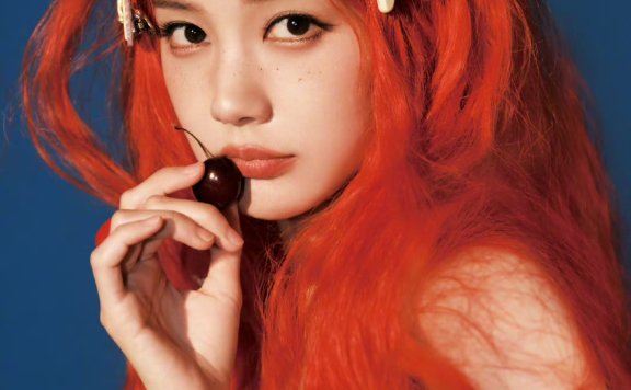 李一桐全新橘发造型明艳动人