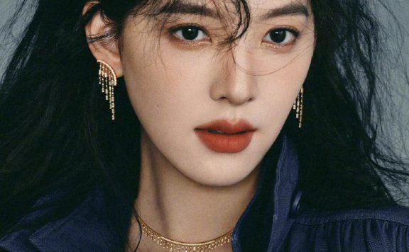 章若楠登SuperELLE7月刊时尚封面,演绎奇幻旅行大片