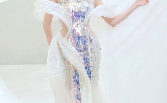 祝绪丹沙漏腰炸场!抹胸人鱼裙搭配仙纱,把 Graceful Fashion 穿成范本