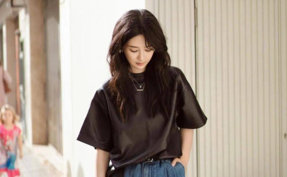 杨紫晒海边随拍美照，穿皮衣松弛又自信，网友：双手插兜好飒啊