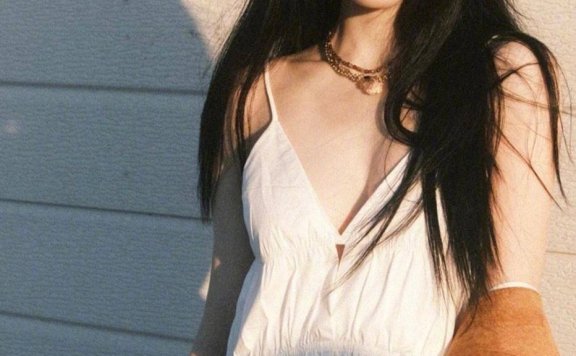 徐璐深V白裙配麂皮外套身材曼妙,美式休闲风展性感优雅