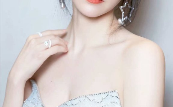 张靓颖时尚开挂,钻光抹胸裙勾勒身形,清冷气质宛如冰雪女王