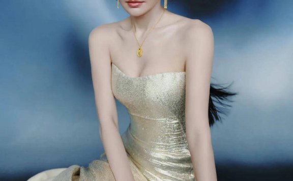 秦岚高定金裙搭配飘逸长发，46 岁演绎时尚与气质双重盛宴