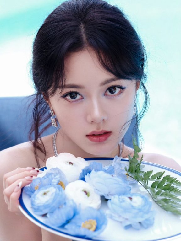 赵今麦voguefilm观影之夜造型大片,蓝色抹胸裙奢华大气
