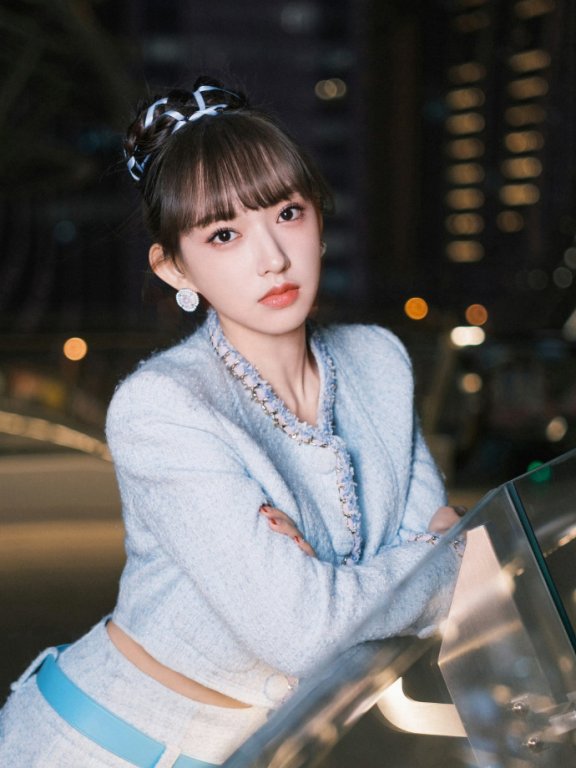 程潇优雅入夜:白高跟点亮步履,美腿勾勒夜色华章
