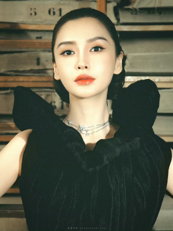 Angelababy在2025巴黎时装周的港风女郎造型