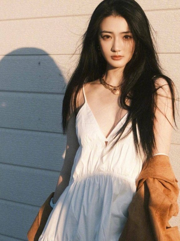 徐璐深V白裙配麂皮外套身材曼妙,美式休闲风展性感优雅