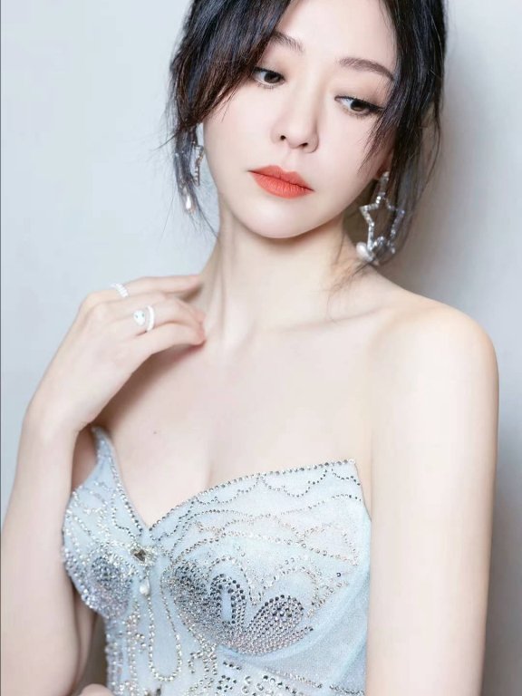 张靓颖时尚开挂,钻光抹胸裙勾勒身形,清冷气质宛如冰雪女王
