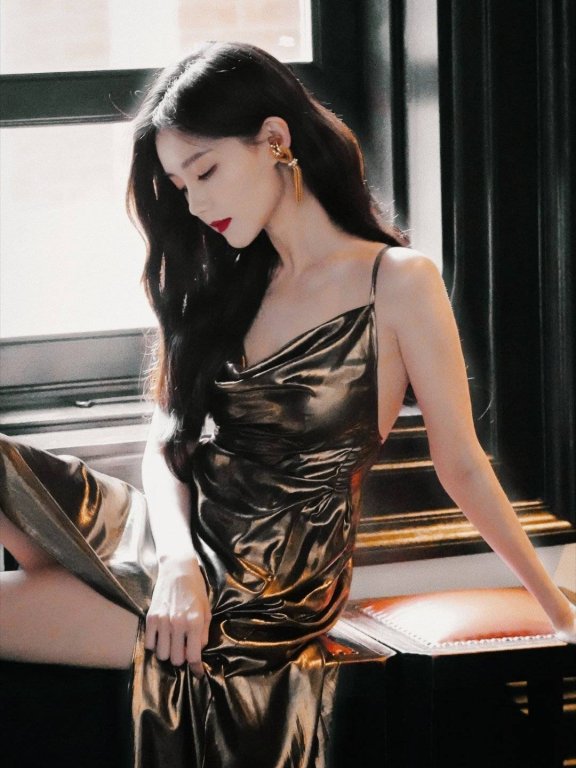 李一桐鎏金裙写真曝光 复古性感碰撞时尚魅力