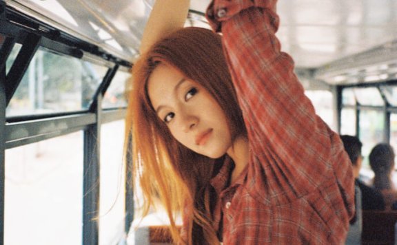 李兰迪格子衫回眸杀!普通人如何把“基础款”穿出美式复古学院风?