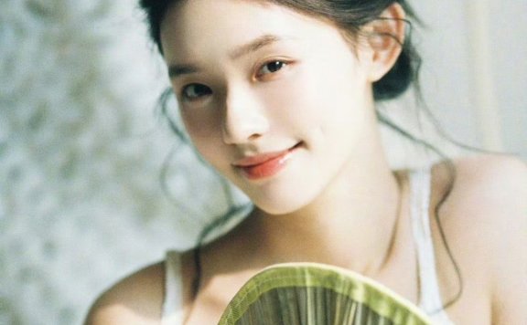 林允吊带丸子头造型宛如清爽小白花,小说里的邻家少女有脸了