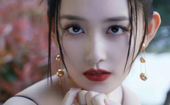 蒋依依黑裙红唇,户外场景勾勒身材优势时尚