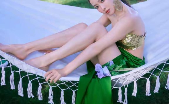 宋茜最新拍的户外大片绿裙配美景，美得太优雅，身材绝了！