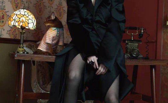 49岁李小冉穿黑丝,缎面西装裙展现修长美腿