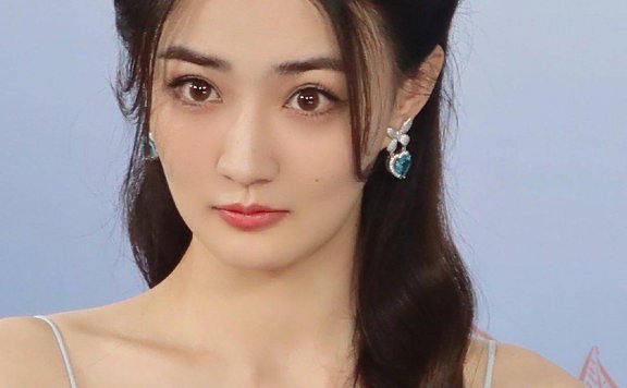 徐璐气质清新,浅蓝吊带裙尽显优雅魅力