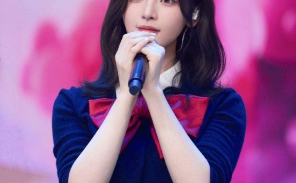 杨超越23岁青春洋溢，学院风穿搭勾勒修长美腿超吸睛