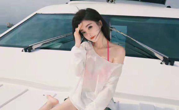 冯提莫轮船美照杀疯!清甜穿搭把夏日氛围拉满