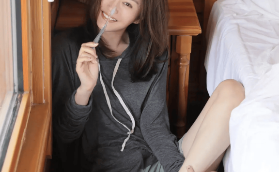秦岚凭借 “少女感 + 长腿” 出圈，慵懒穿搭裹不住优雅身姿