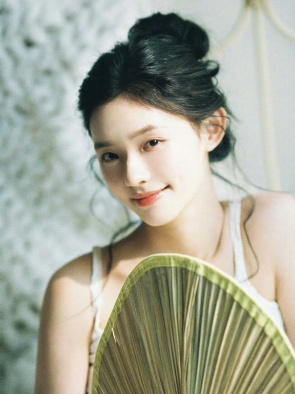 林允吊带丸子头造型宛如清爽小白花,小说里的邻家少女有脸了