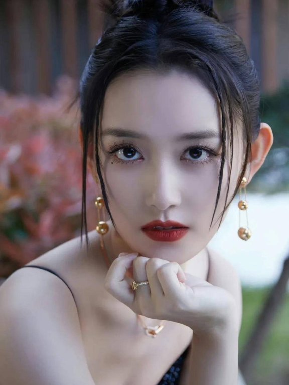 蒋依依黑裙红唇,户外场景勾勒身材优势时尚
