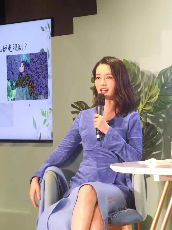 李沁短裙配丝袜?肉色丝袜勾勒大长腿,女人味爆棚